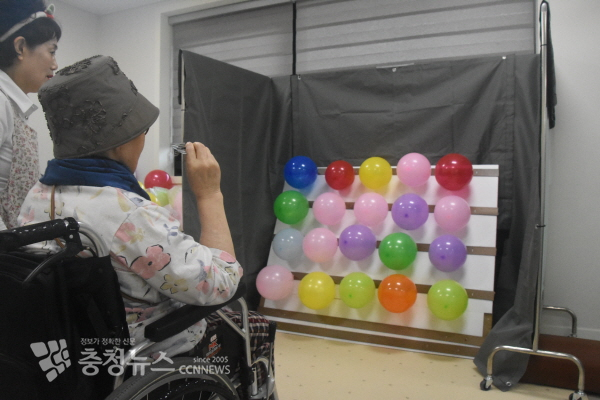 게임존. 풍선을 터뜨리면 쿠폰이 나온다.