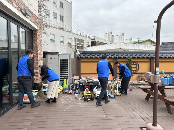 시설본부 봉사단이 평화의 마을 아동복지센터에서 환경개선 활동을 하고 있다.
