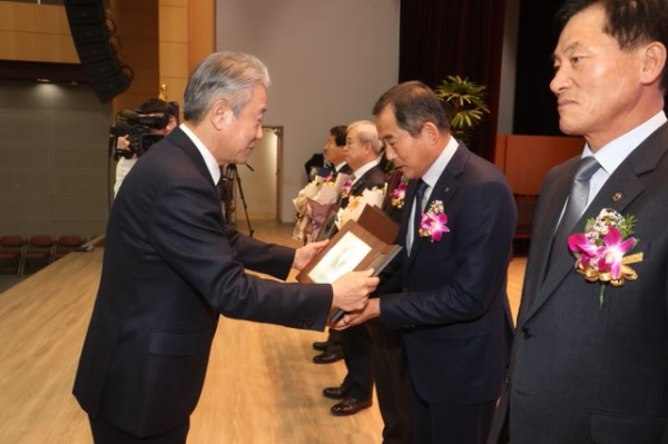 강호동 농협중앙회장(왼쪽)이 김혜경 웅천농협조합장(오른쪽)에게 지도사업선도농협상을 수상하고 있다.