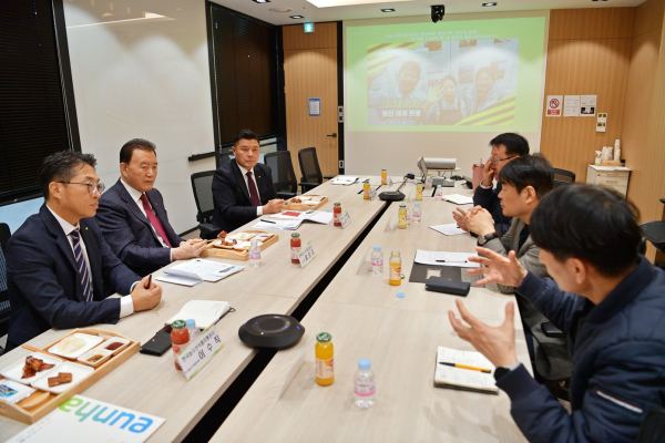 ㈜은하수산 현장간담회 사진  * aT 홍문표 사장(좌측2번째)