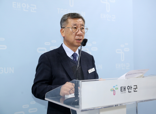 11일 군청 브리핑실에서 수시브리핑 중인 박준서 행정지원과장.