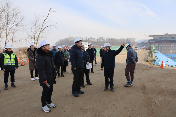 김형렬 행복청장(앞줄, 왼쪽에서 두번째)이 11일 들목교 및 6생활권 외곽순환도로 건설현장을 방문해 추진 현황 점검 모습