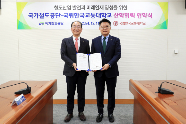 이성해 국가철도공단 이사장(왼쪽)이 11일 공단 본사에서 협약을 체결한 뒤 윤승조 국립한국교통대학교 총장(오른쪽)과 함께 기념촬영을 하고 있다.