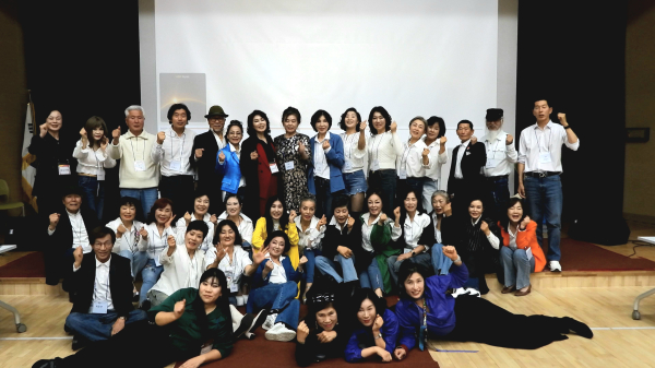 시니어 모델들이 산림복지 프로그램 ‘한숨, 쉼표’에 참여한 뒤 기념촬영