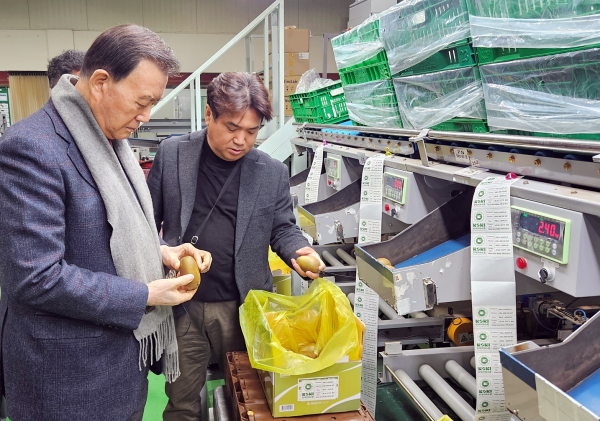 한라골드(영) 방문 현장사진 * aT 홍문표 사장(좌측)