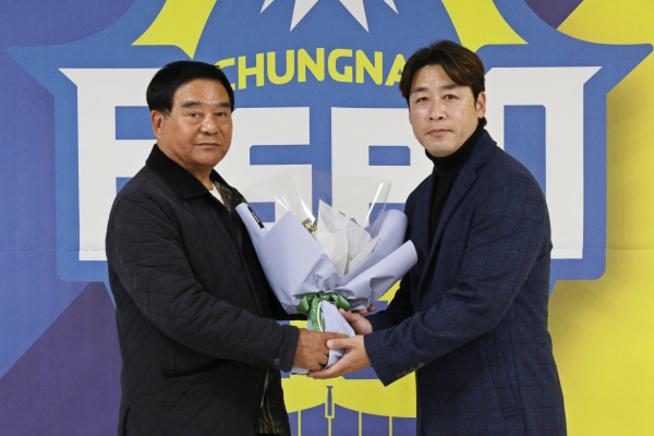 충남아산FC, 2025시즌 새로운 사령탑으로 배성재 감독 선임 모습