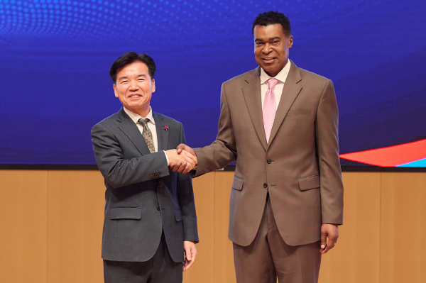 조일교 아산시장 권한대행, 코닝정밀소재㈜ 방문 기념사진