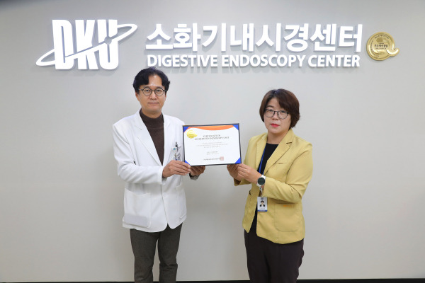 김석배 소화기내시경센터장(좌)과 백연순 UM(우)