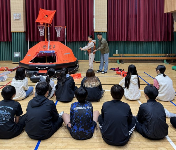 2024년 찾아가는 학교 교육과정 지원 사업 수상안전교육(신탄진용정초 강당 수업 사진)