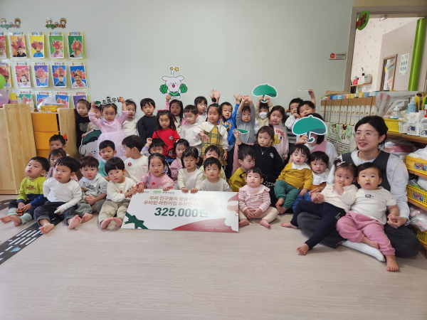 우미린어린이집, 수상한야시장 수익금 초록우산 산타원정대에 전달 모습