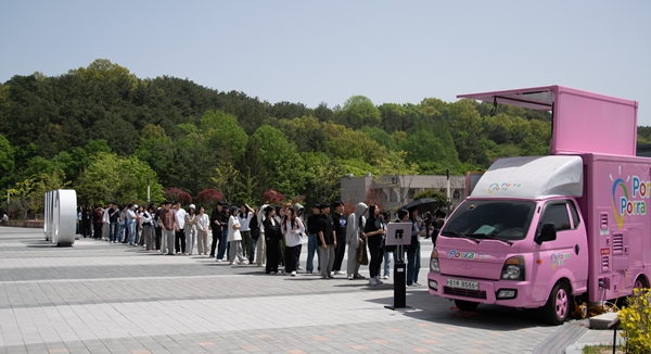 충남대 무료 커피차 모습