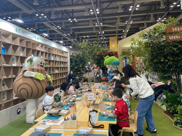 13일부터 15일까지 일산 킨텍스에서 진행되는 ‘2024 늘봄학교 교육기부 박람회’에서 어린이들이 ‘늘봄학교 숲교육’ 프로그램을 체험 모습