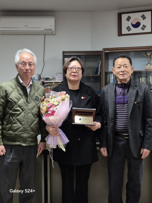 지난 15일, 가선숙 서산시의원 동문2동 동문82통 공로패 수상 모습