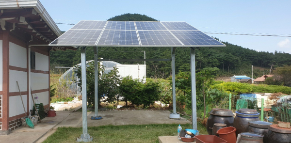 근흥면의 일반 가정집에 설치된 태양광패널 모습.