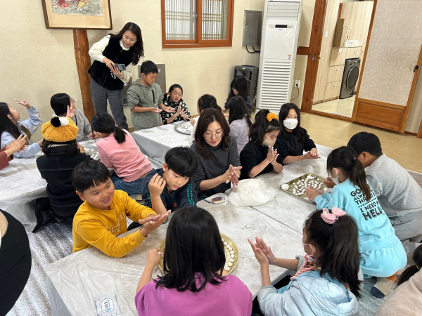 ‘동지팥죽 만들기’ 행사에서 새알심을 만드는 모습