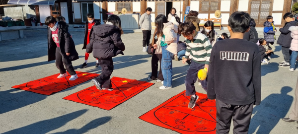 사방치기 민속놀이 체험 모습