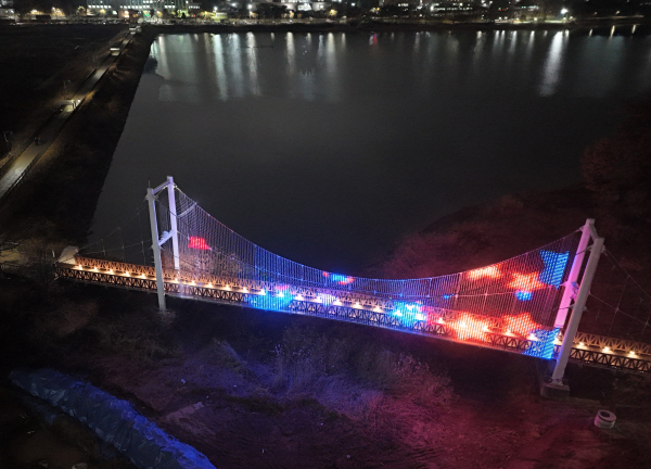 미디어파사드 조명이 설치된 천안 천호지공원 천수교 모습.