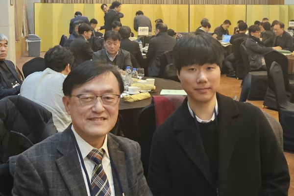 대한전기학회 학술대회에서 ‘산업통상자원부 장관상’ 수상(시상식장 홍선기 지도교수  송승민 군)