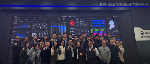 대만 타이베이 도매시장 관계자 방문 기념사진 * (앞줄 왼쪽 5번째부터) 타이베이 농산물마케팅 유한공사 시에슈화 부사장, aT 이상길 온라인도매시장사업처장