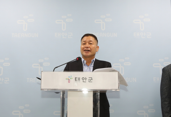 18일 군청 브리핑실에서 정례브리핑 중인 조용현 해양치유센터 소장