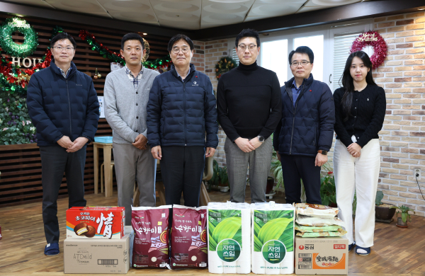 김형렬 행복청장(왼쪽에서 세번째)이 사회복지시설을 방문하여 시설관계자들을 격려하고 위문품 전달 모습