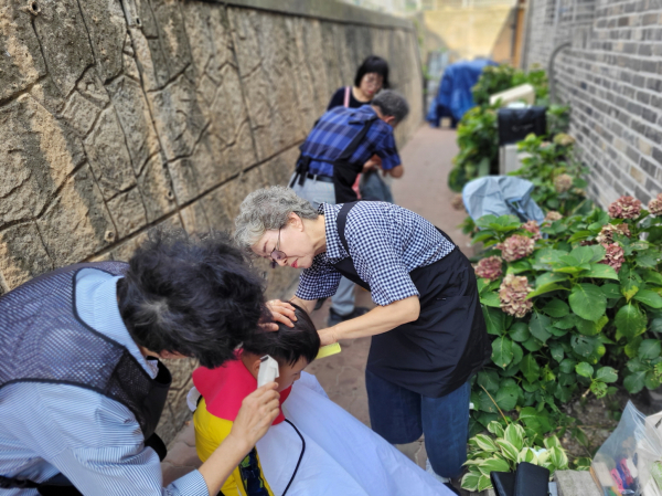 ​태안군가족센터 ON나눔 봉사단 미용 봉사활동 모습.​