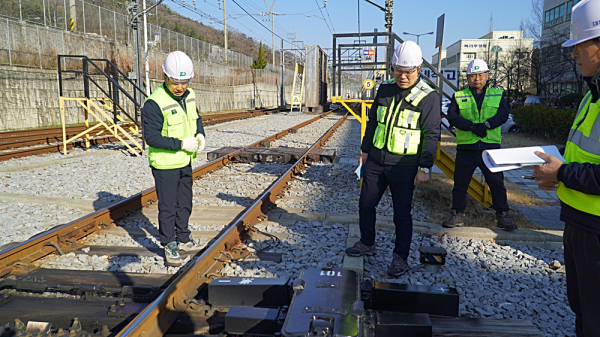 박필우 기술이사(사진 가운데)와 분야별 직원들이 지난 18일, 역사 및 차량 기지 주요 시설물을 순회하며 동계 대비 현장 점검 모습