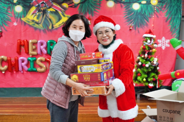 지난 19일 크리스마스를 앞두고 아동복지 시설인 정림원과 성우보육원을 방문해 특별한 시간을 선물했다.