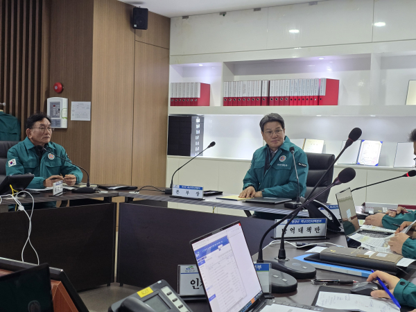 김돈곤 청양군수가 지난 16일, 재난안전상황실에서 조류인플루엔자 확산 방지를 위한 대책을 주문하고 있다.
