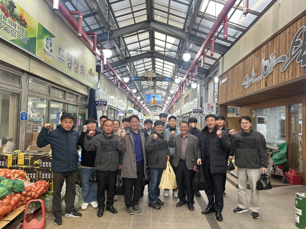 전통시장 장보기 행사 개최 단체사진
