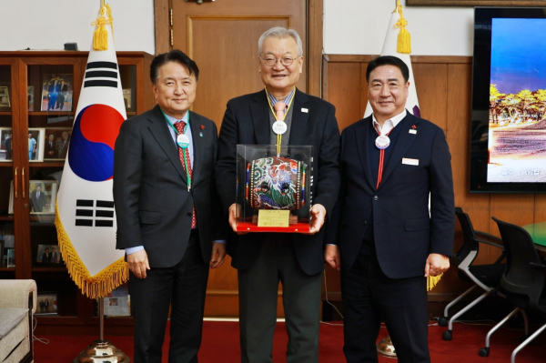 크라운해태제과 윤영달 회장(가운데) 민간 공동조직위원장 위촉식 기념사진