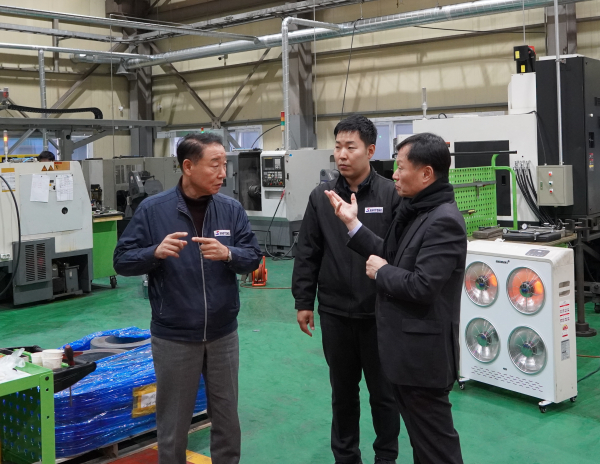 사진은 이정복 서부발전 사장(오른쪽 첫 번째)과 추충식 상용이엔지 대표(왼쪽 첫 번째)가 협력 방안에 대해 의견을 나누는 모습