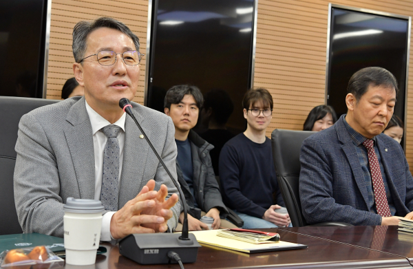 플랫폼 이용자 소통 강조하는 aT 김형목 유통이사 * aT 김형목 유통이사(왼쪽 1번째)