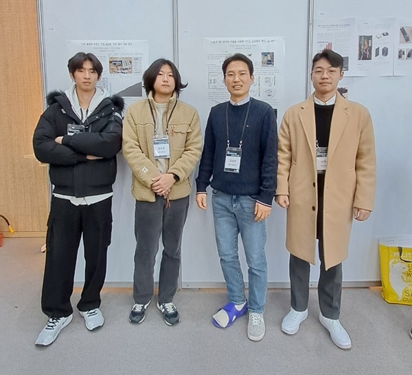 대덕대 드론로봇과 우수논문팀. 왼쪽 3번째는 김남윤 학과장