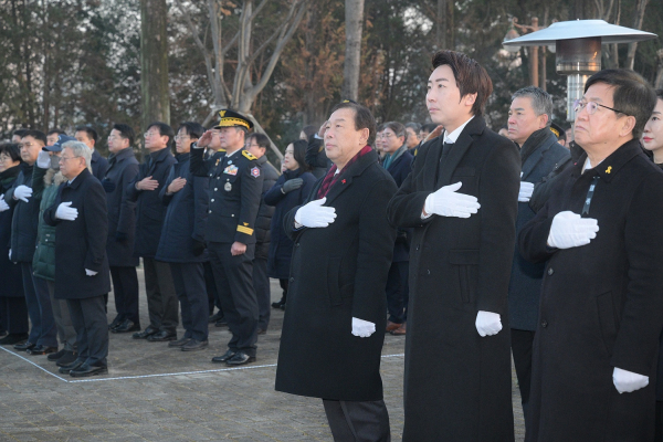 최민호 세종시장, 을사년 새해 충령탑 참배 모습