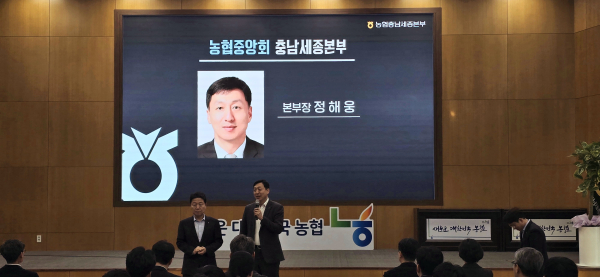 정해웅본부장(오른쪽)과 박장순본부장(왼쪽)이 신년덕담을 하고 있다.