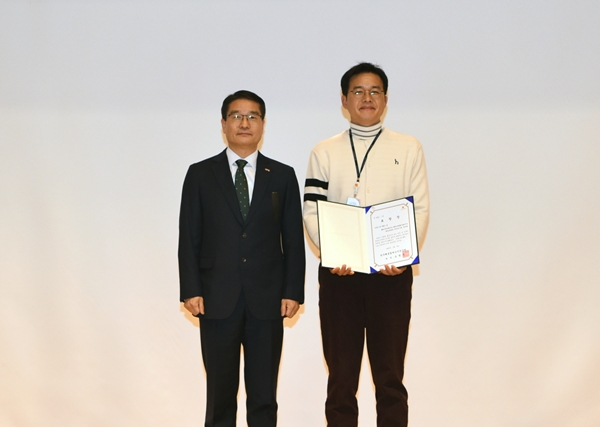한국핵융합기술연구원 오영국 원장(왼쪽)과 홍용철 박사