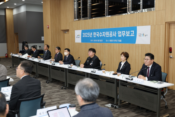 3일 대전 본사에서 임원진을 포함한 부서장들이 참석한 가운데, 2025년 신년 업무보고를 개최하고 ‘글로벌 Top 2 물기업 도약’ 도전에 새로운 시작을 알렸다.