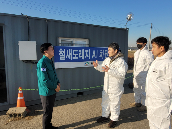천안시 방역차량이 철새도래지 하천 인근 도로를 소독하고 있다.