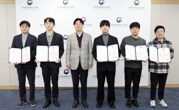 김형렬 행복청장(왼쪽에서 3 번째)이 적극행정 우수공무원(5명) 수상자들에게 상장을 수여하고 기념촬영을 하고 있다