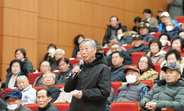 이완섭 서산시장이 7일 서산시 문화복지센터에서 동문1동민과 대화하는 모습