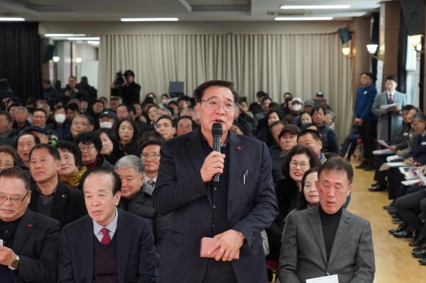 이완섭 서산시장이 8일 수석동 주민자치센터에서 수석동민과 소통하는 모습