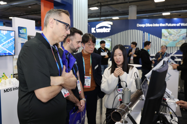 현지시각 1월 7일, 한국수자원공사 협력 기업 ‘에스씨솔루션’ 관계자가 ‘K-water관’을 방문한 방문객에게 제품 및 기술 소개를 하고 있다.