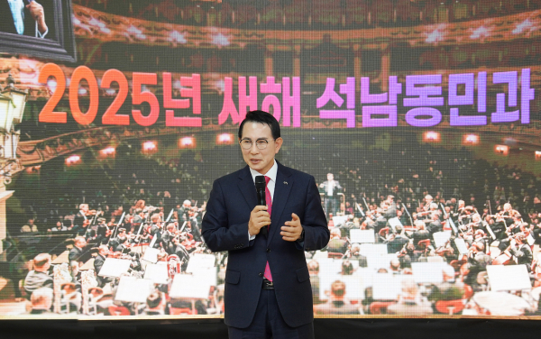 이완섭 서산시장이 8일 석남동 행정복지센터에서 석남동민과 대화하는 모습