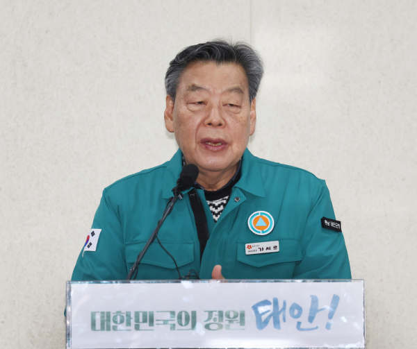 군청 중회의실서 신년 기자회견 중인 가세로 군수