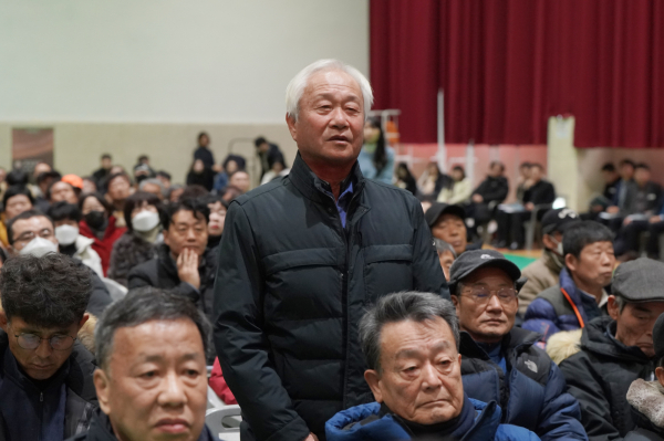 이완섭 서산시장이 9일 대산읍 커뮤니티센터에서 대산읍민과 소통하는 모습