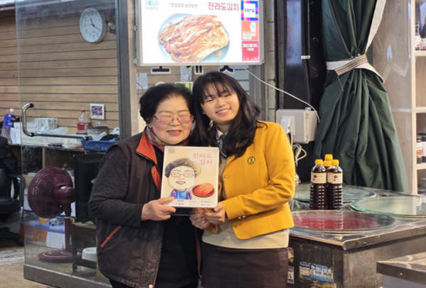 9일 태평전통시장에서 캐리커쳐를 그려준 학생과 상인이 기념촬영을 하고 있다.