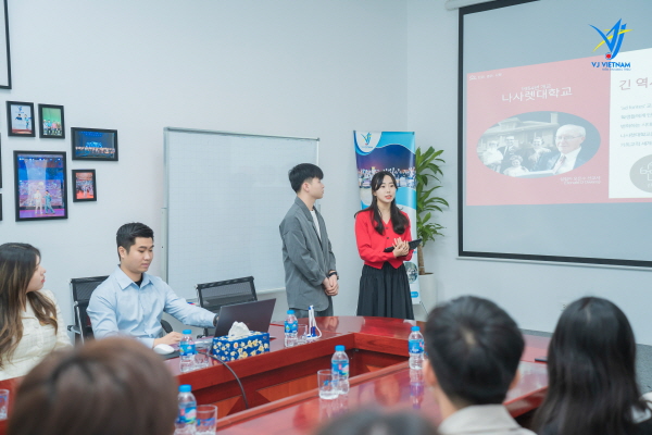 글로벌 기업탐방에서 학교를 소개하는 모습