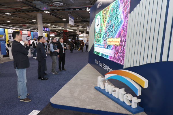 한국수자원공사 관계자가 미국 클리블랜드워터얼라이언스(CWA) 관계자에게 초격차 물관리 기술을 설명하고 있다.