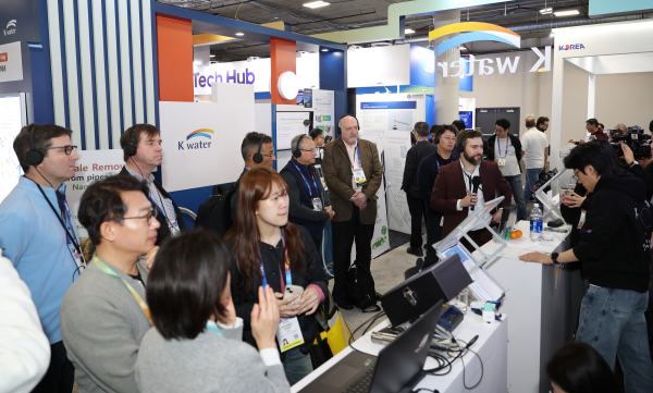 전미소비자협회(CTA) 관계자를 비롯한 기관 투자자들이 ‘K-water관’을 관람하고 있다.